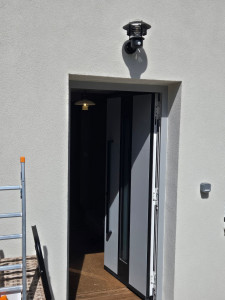 Photo de galerie - Pose d'un éclairage extérieur avec détecteur crépusculaire. 