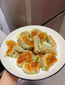 Photo de galerie - Raviolis chinois grillés du Nord, croustillants à l’extérieur et juteux à l’intérieur, garnis de viande et légumes.