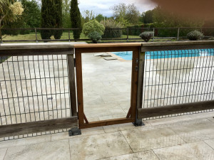 Photo de galerie - Taille et pose portillon piscine sur mesure.