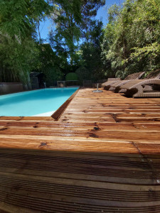 Photo de galerie - Terrasse autour du piscine.