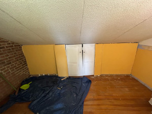 Photo de galerie - Réalisation un espace de rangement sous rampant avec portes coulissantes (avant)