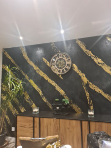 Photo de galerie - Enduit décoratif à base de chaux travaillé peint recouvert de feuille d'or et vernis