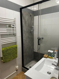 Photo de galerie - ✨ Mission salle de bain ! Notre cliente souhaitait un nettoyage complet : douche, parois, lavabo et surfaces, avec élimination du calcaire et des traces d’eau. ? Réapprovisionnement des produits pour une salle de bain propre, fraîche et prête à l’emploi.