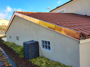 Photo de galerie - Façonnage et pose de bandeaux et de gouttières en cuivre