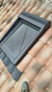 Photo de galerie - Pose Velux électrique avec volet roulant, détecteur de pluie + raccordement toiture 