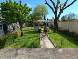 Photo de galerie - Tonte, nettoyage des allées et des bordures, retrait des mauvaises herbes dans les massifs de fleurs 