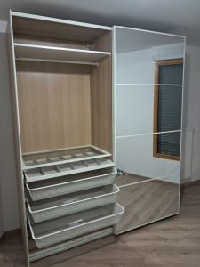 Photo de galerie - Montage armoire Ikea avec porte coulissante en miroir et tiroirs en paniers