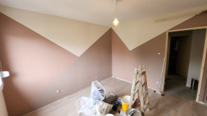 Photo de galerie - Realisation d'une peinture avec déco dans une chambre 