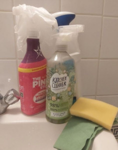 Photo de galerie - Nettoyage profond avec des produits à la salle de bain, toilette, salon. 