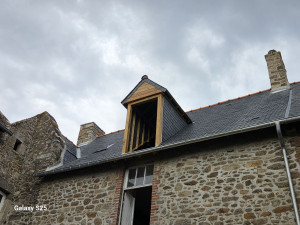 Photo de galerie - Réfection de toiture – Pose de la nouvelle couverture en ardoises

Après la dépose complète de l’ancienne couverture et la reconstruction de la lucarne, réalisation de la nouvelle couverture en ardoises.

Habillage de la lucarne en ardoises, réalisation d