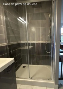 Photo de galerie - Pose de paroi de douche avec porte coulissante.