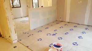 Photo de galerie - Pose d'un grès céramique de 60 x60 cm et d'un carellage tomette avec pose d'un cloison barre en carreaux de plâtre et isolation des mur sur structure fourrure isover 