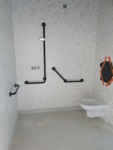 Photo de galerie - Aménagement d’une salle de bain avec installation d’équipements sanitaires et barres d’appui.