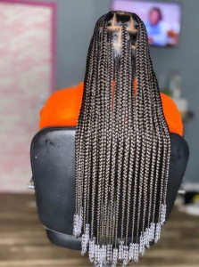 Photo de galerie - Les box braids sont des tresses faites à la main, avec une finition fine et résistante.