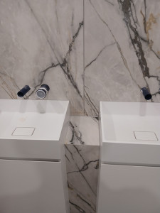 Photo de galerie - Réalisation d’une salle de bain sur mesure selon les exigences du client. Finitions en coupe à 45° sans baguettes pour un rendu haut de gamme et des lignes parfaitement épurées. Travail précis et finitions soignées.