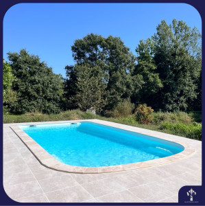 Photo de galerie - Réalisation d’une terrasse de piscine en carreaux 60/60 puis découpe et pose des margelles en pierre de Travertin sur mesure . 