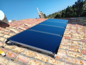 Photo de galerie - Installation de panneaux solaire thermique. 