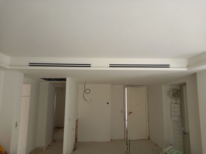 Photo de galerie - Installation climatiseur gainable avec soufflage reprise en fente. 