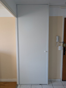 Photo de galerie - Création d'un placard avec porte pivotante.