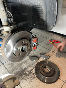 Photo de galerie - Changement de disques et plaquettes de freins 