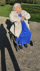 Photo de galerie - Accompagnement bienveillant des personnes âgées : présence, écoute et sorties en toute sécurité pour préserver leur autonomie et leur sourire.