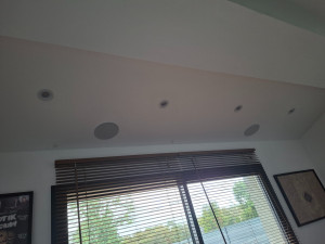 Photo de galerie - Installation enceintes bluetooth encastrés dans un bureau.