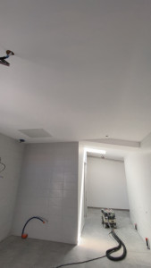 Photo de galerie - Réalisation de peinture sur support neuf dans des sanitaires. Tout en blanc, finition B + soignée 