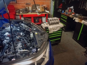 Photo de galerie - Toyota CH-R 1.8 2ZR-FXE véhicule hybride, remplacement joint de culasse. 
batterie désarmé, inverter haute tension déposé. remplacement kit chaîne distribution complet et pompe à eau externe à titre préventif.