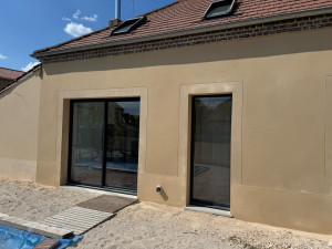 Photo de galerie - Enduit façade cadre de porte / soubassement 