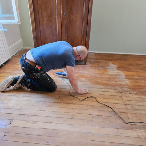 Photo de galerie - Ponçage parquet massif en cours, pour pose d'une cire au chiffon