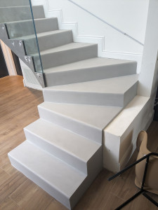 Photo de galerie - Application béton ciré sur un escalier