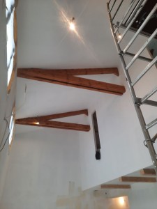 Photo de galerie - Salon avec hauteur de 8metre sous plafond et poutre apparente