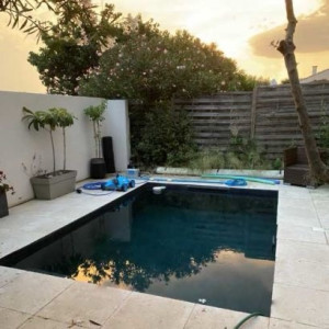 Photo de galerie - Remise en route d’un bassin avec remplacement du média filtrant et clarification de l’eau 