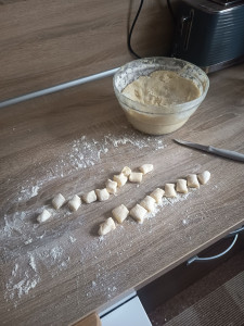 Photo de galerie - Préparation de gnocchi maison .