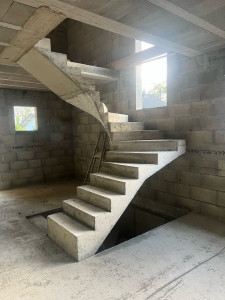 Photo de galerie - Escalier colimaçon en béton