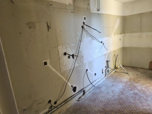 Photo de galerie - Modification de la disposition de l'appareillage électrique d'une cuisine avant la réalisation d'une cloison de doublage par des plaquistes