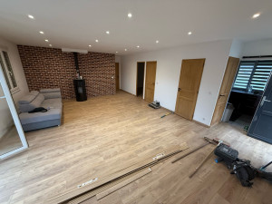 Photo de galerie - Pose de parquet avec plinthes rénovation maison complète 83 m2