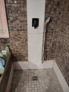 Photo de galerie - Dépose du receveur de douche et des faiences 
Pose douche à l'Italienne compris les faiences 