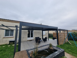 Photo de galerie - Montage d'une pergola bioclimatique en aluminium. Dimension 4x5m.
