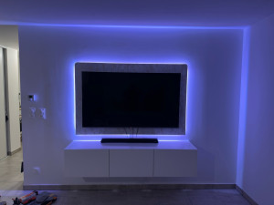 Photo de galerie - Montage meuble au mur avec tv et led plus plaqué imitation marbre.