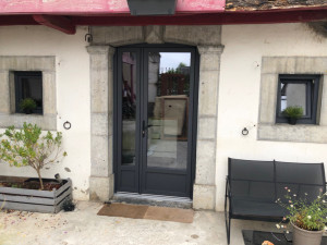 Photo de galerie - Pose de 2 petites fenêtres et d une porte fenêtre sur une façade de maison ancienne, tout en alu ….dépose des anciennes fenêtres pvc et pose des nouveaux châssis.