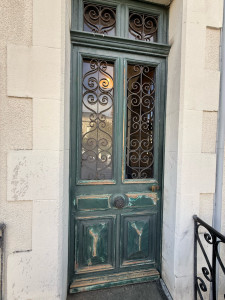 Photo de galerie - Préparation porte d’entrée avant peinture 