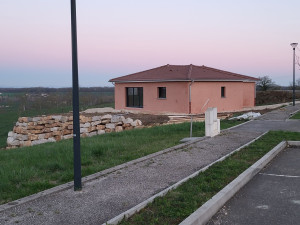 Photo de galerie - Terrassement,  enrochement,  empiècement, cour,  enrobé,  remise en place des terres