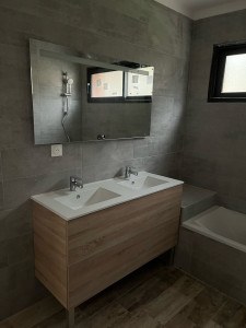 Photo de galerie - Pose meuble double vasque + miroir 