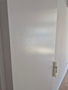 Photo de galerie - 77 portes peintes en 2 couches blanc cassé Unikalo O2 lak