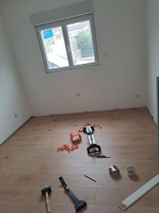 Photo de galerie - Posé de paquets dans une chambre 