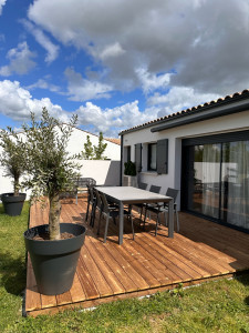 Photo de galerie - Pose d’une terrasse bois classe 4 sur plot et lambourde 