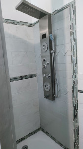 Photo de galerie - Faience et colonne de douche
