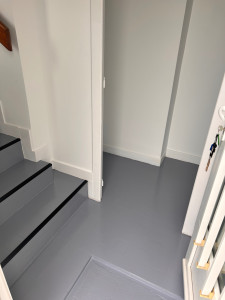Photo de galerie - Rénovation d’escalier en carrelage, peinture et mise en place de nez de marche  