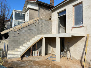 Photo de galerie - Réalisation d'un mur de clôture;
d'un escalier quart tournant et d'une 
terrasse en béton blanc.